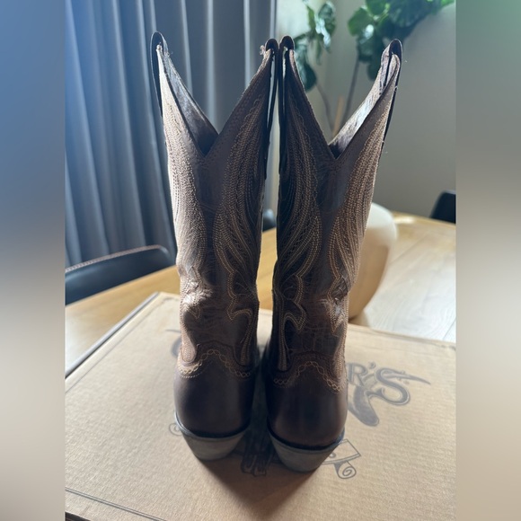 Women’s Lively Western Ariat Boots - Picture 4 of 9